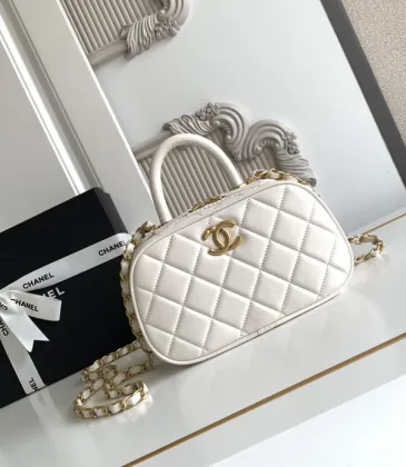 Chanel Quilted Handbag With Gold Chain And CC Logo A Timeless Fashion Piece size:11×20×8cm #A54380 Chanel Quilted Handbag With Gold Chain And CC Logo A Timeless Fashion Piece size:11×20×8cm #A54380