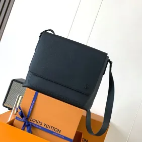 LV Black Grained Boarding Messenger M15268 L29xW12xH33cm #A67204