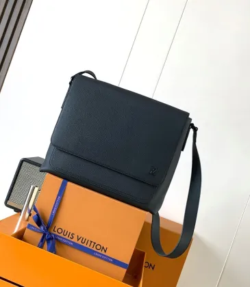 LV Black Grained Boarding Messenger M15268 L29xW12xH33cm #A67204 LV Black Grained Boarding Messenger M15268 L29xW12xH33cm #A67204